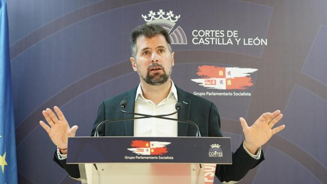 El secretario general del PSCyL, Luis Tudanca, durante la rueda de prensa en las Cortes