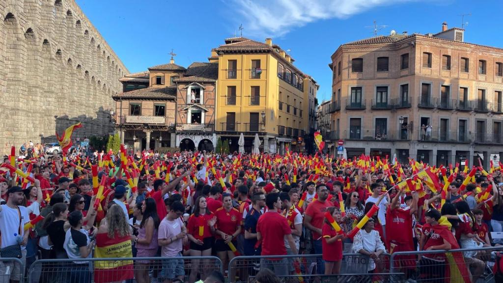 Imagen de las personas que acudieron a ver la final de la Eurocopa junto al Acueducto de Segovia, este domingo