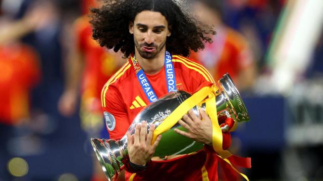 Cucurella, con la Eurocopa en las manos.