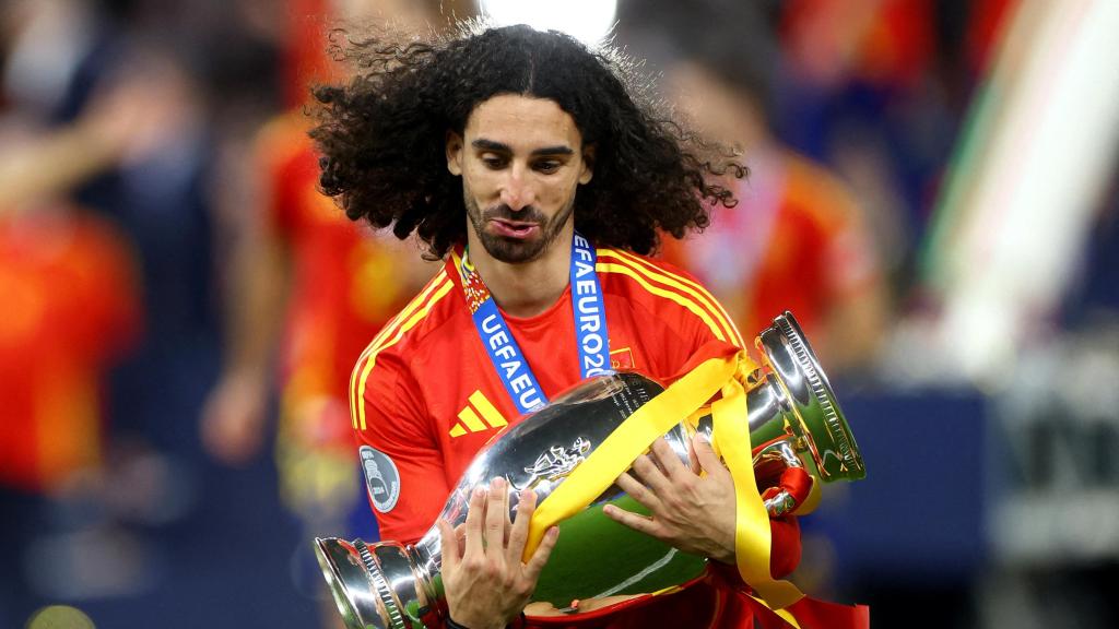 Cucurella, con la Eurocopa en las manos.