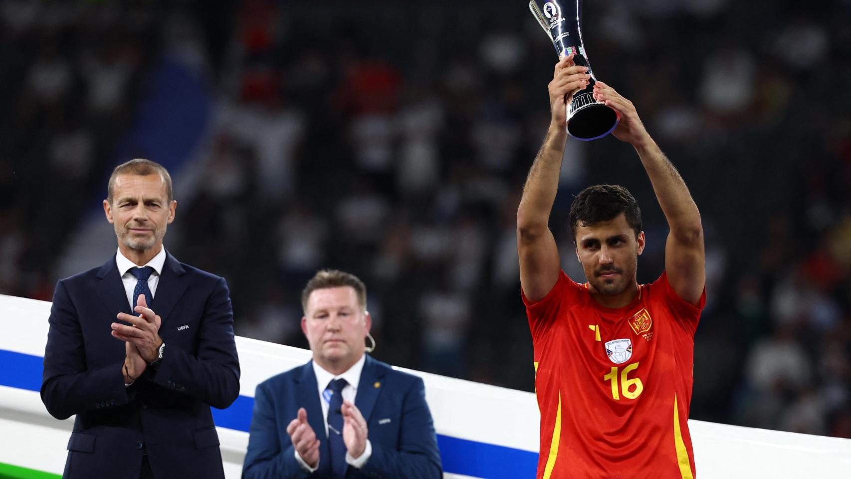 Rodri Hernández alza al cielo de Berlín su título de 'MVP Vivo' que le designa como el mejor jugador de la Eurocopa.