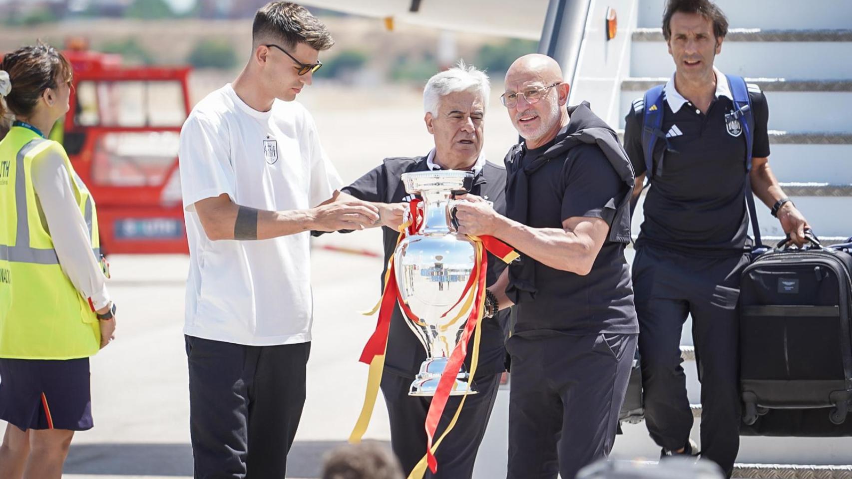 Álvaro Morata, Pedro Rocha y Luis de la Fuente tras bajar del avión con la Eurocopa