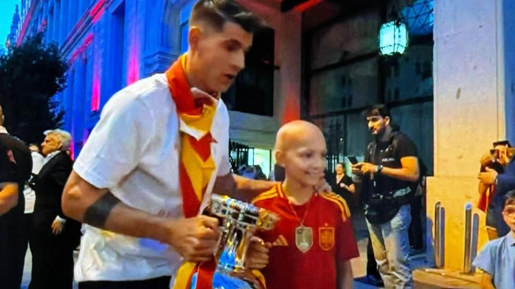 María, la 'princesa futbolera guerrera', junto a Álvaro Morata en la fiesta de la Eurocopa