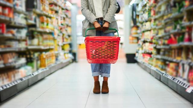 Mujer en los pasillos de un supermercado.