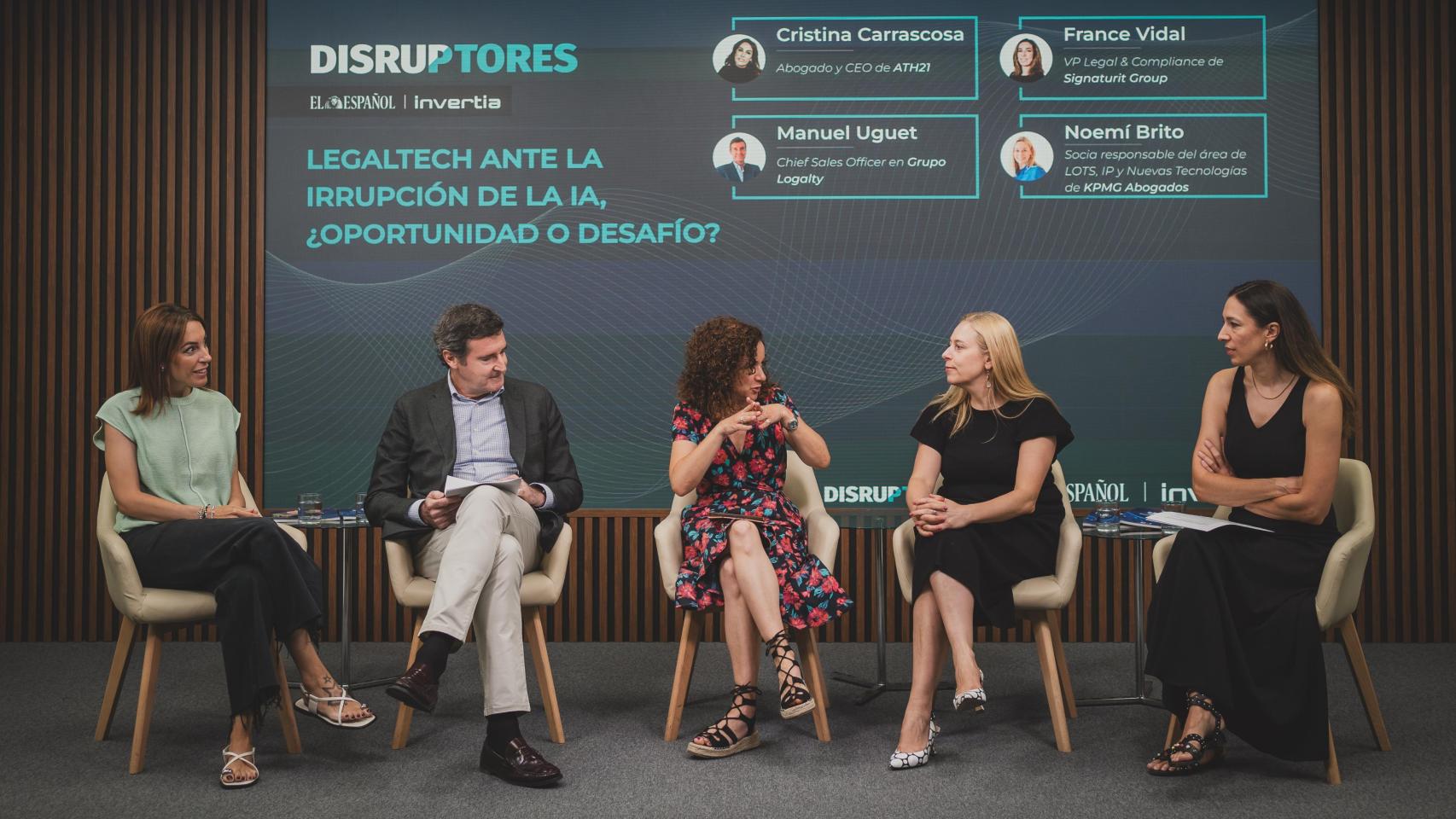 De izquierda a derecha: Cristina Carrascosa, abogado y CEO de ATH21; Manuel Uguet, Chief Sales Officer en Grupo Logalty; Noelia Hernández, redactora jefa de DISRUPTORES; Noemí Brito, socia responsable del área de LOTS, IP y Nuevas Tecnologías de KPMG Abogados y France Vidal, VP Legal & Compliance de Signaturit Group.