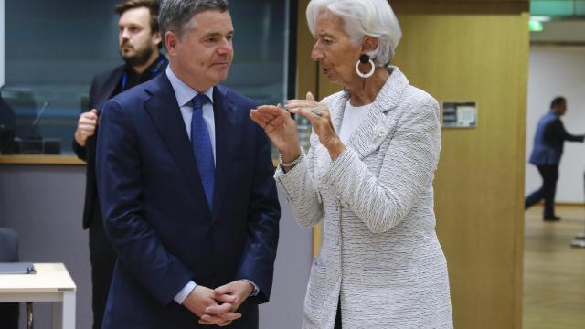 La presidenta del BCE, Christine Lagarde, conversa con el presidente del Eurogrupo, Paschal Donohoe, durante la reunión de este lunes en Bruselas