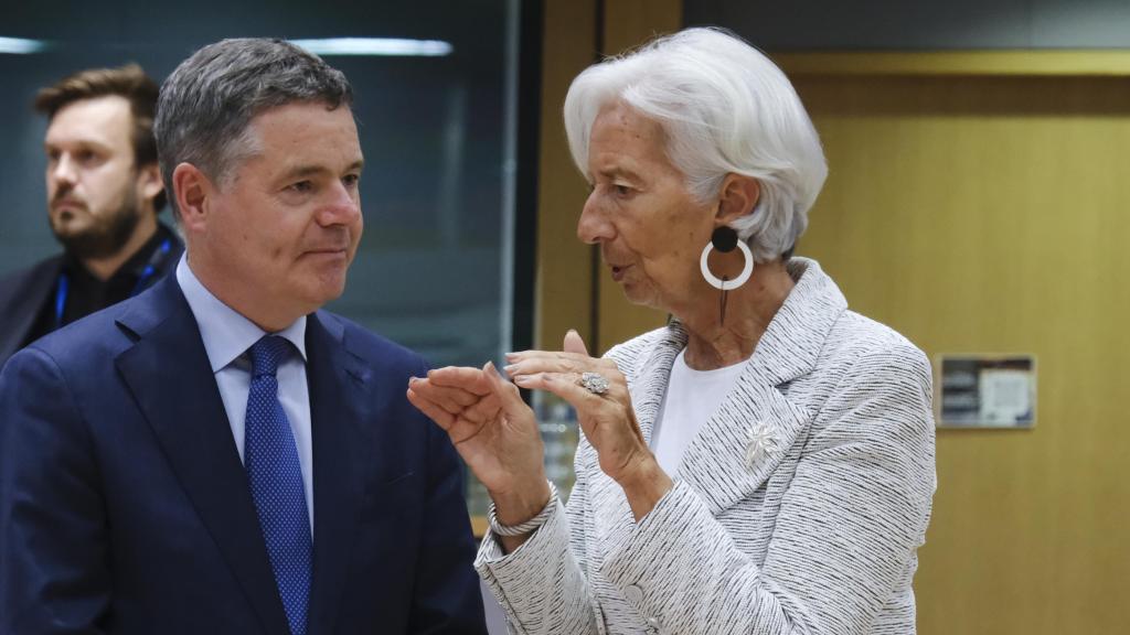 La presidenta del BCE, Christine Lagarde, conversa con el presidente del Eurogrupo, Paschal Donohoe, durante la reunión de este lunes en Bruselas