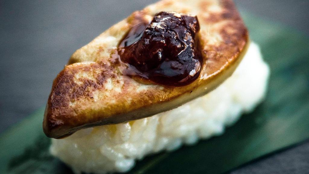 La tapa que ofrece el restaurante Lamonarracha para la Ruta de la Tapa Fría: el niguiri de foie con frambuesa.