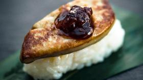 La tapa que ofrece el restaurante Lamonarracha para la Ruta de la Tapa Fría: el niguiri de foie con frambuesa.