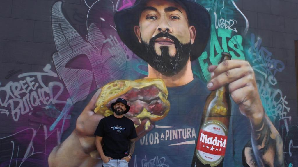 Alberto Salto (El As de las carnes) con su representación en grafiti entre sus dos locales en San Fernando de Henares: As burguer y la carnicería.
