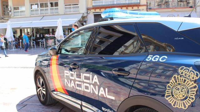 Un vehículo de la Policía Nacional en el Centro de Málaga.