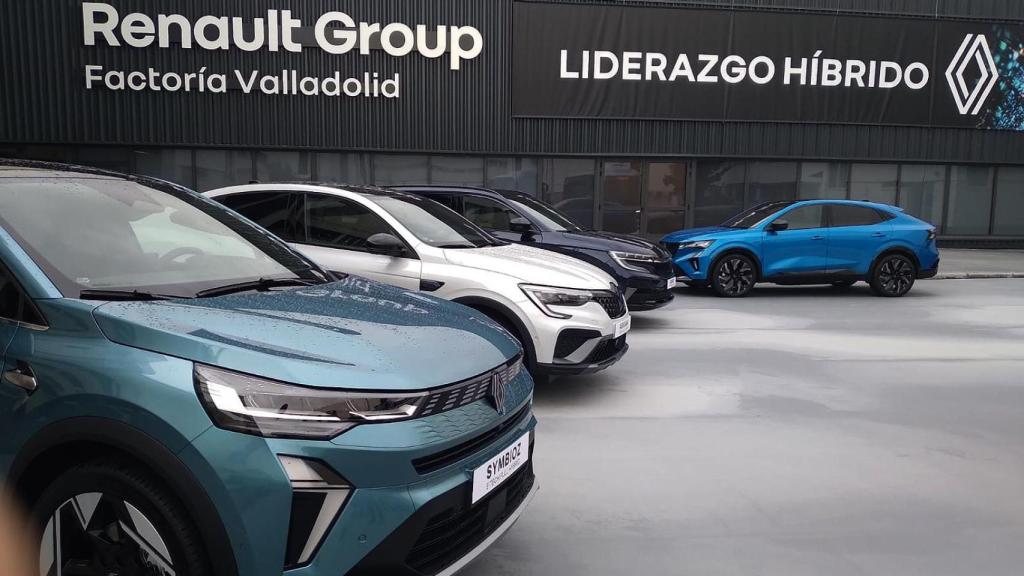 Entrada de la fábrica de Valladolid con el nuevo Renault Symbioz en primer plano.