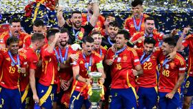 Álvaro Morata levanta la copa junto a todo el equipo de la Selección Española.