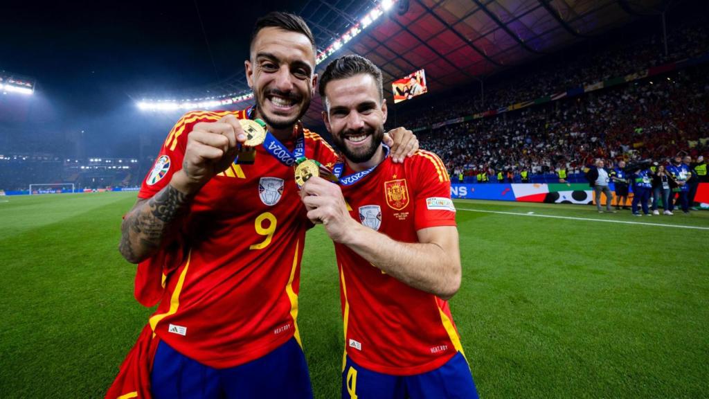Joselu celebra con Nacho la Eurocopa lograda por España.