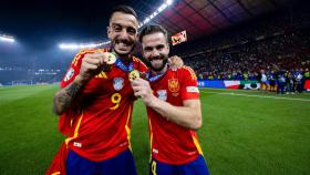 Joselu celebra con Nacho la Eurocopa lograda por España.