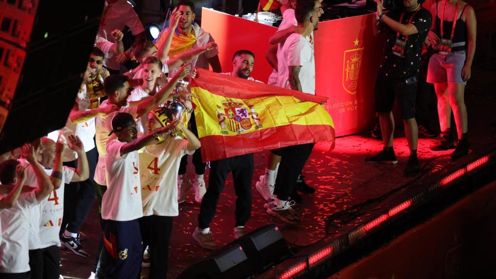 Dani Carvajal muestra una bandera de España rodeado del resto de sus compañeros durante la celebración en Cibeles.