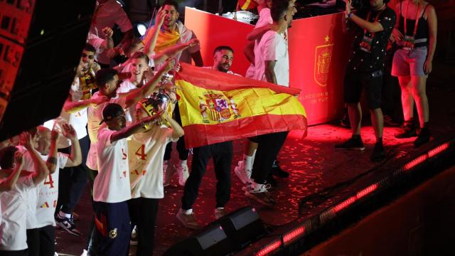 Dani Carvajal muestra una bandera de España rodeado del resto de sus compañeros durante la celebración en Cibeles.
