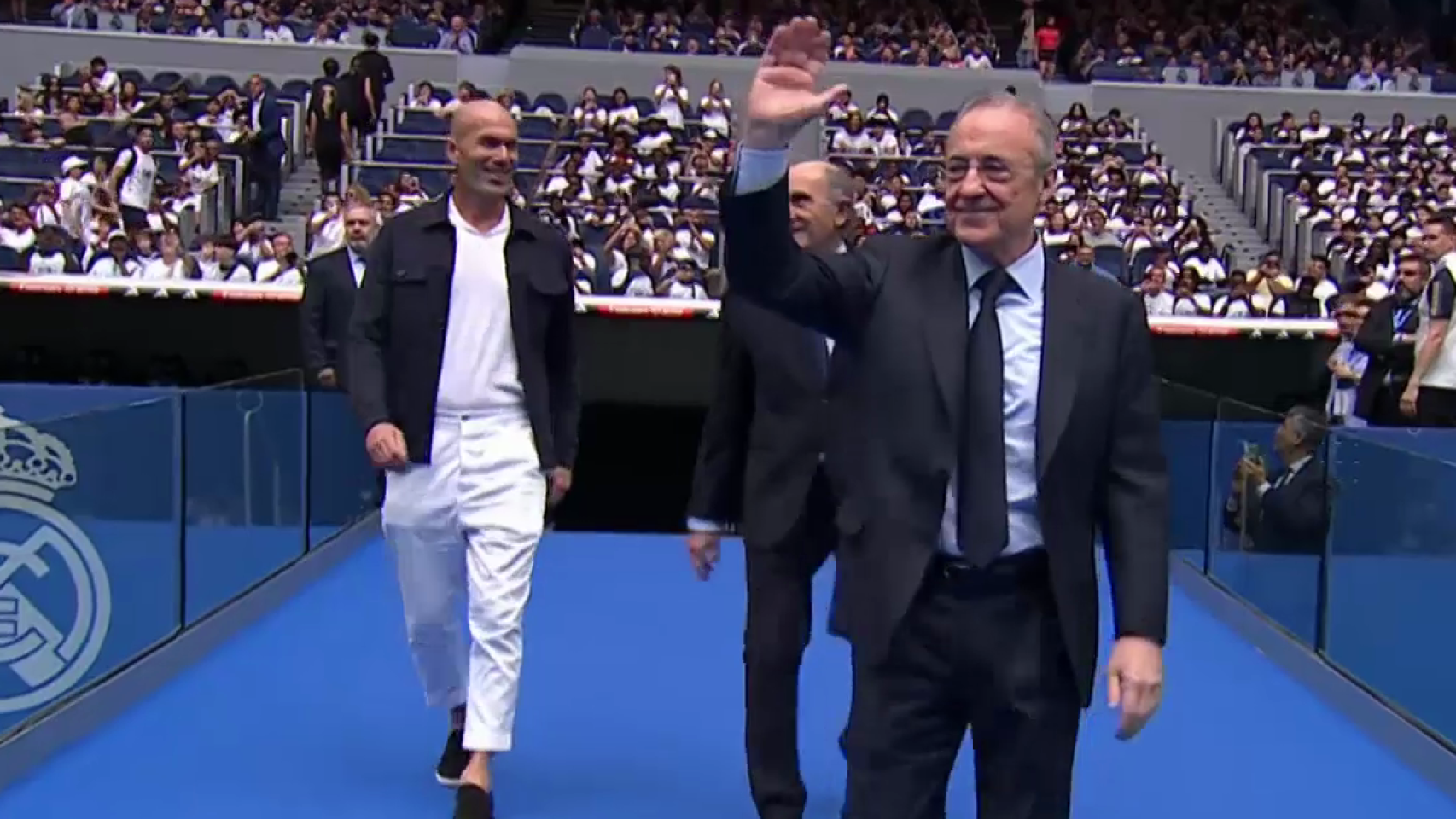 Florentino Pérez junto a Zinedine Zidane y Pirri en la presentación de Mbappé