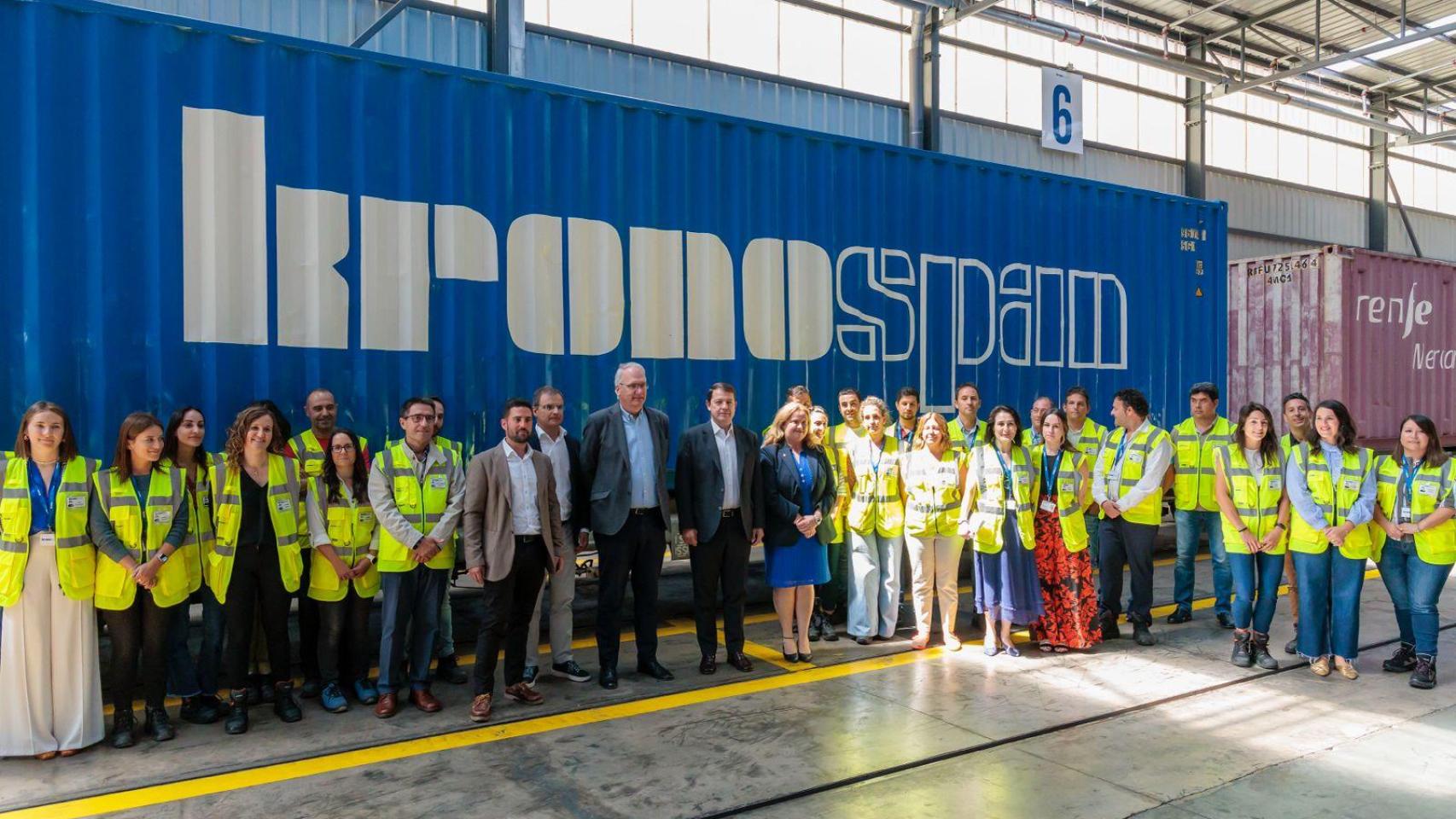 El presidente de la Junta, Alfonso Fernández Mañueco, durante su visita a la fábrica de la empresa Kronospan, en Burgos, este martes