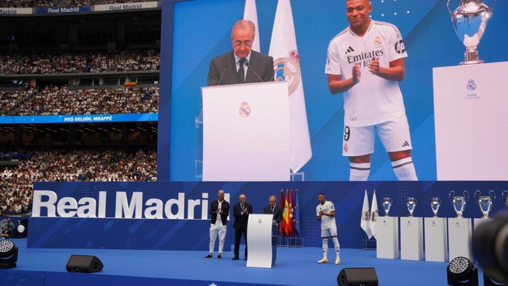 Kylian Mbappé sigue de cerca el discurso de Florentino Pérez en su presentación.