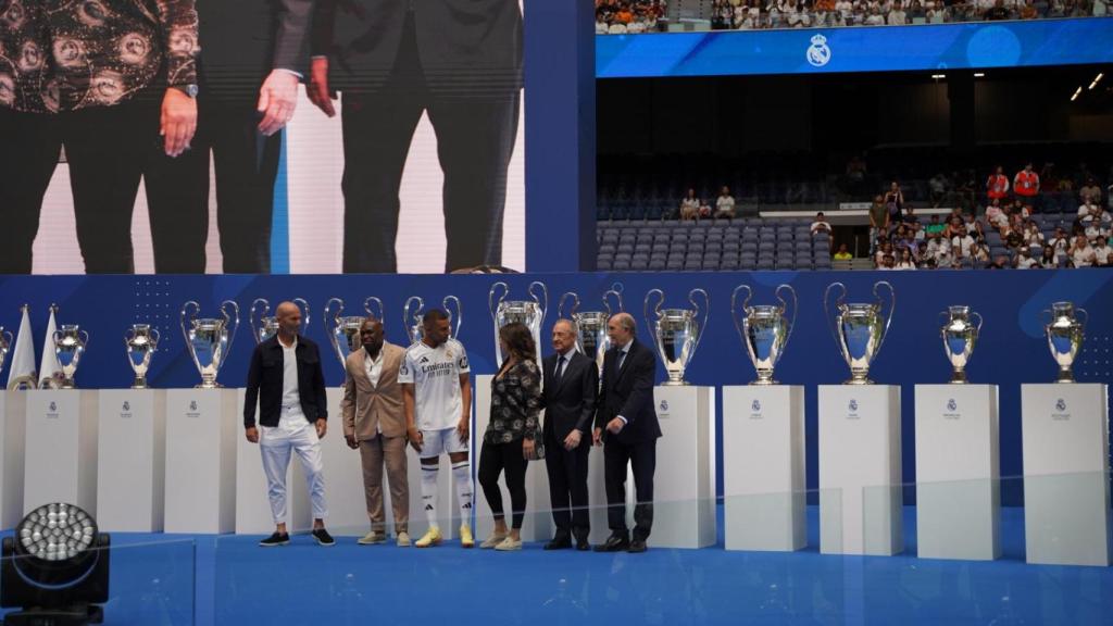 Kylian Mbappé, junto a su familia, en su presentación como jugador del Real Madrid.