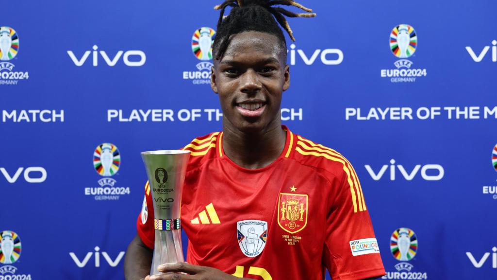 Nico Williams con el premio 'MVP VIVO' al mejor jugador de la final.