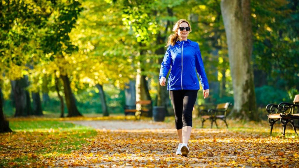 Mujer caminando por el parque.