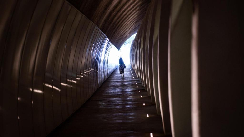 Pasillo peatonal ampliado en el túnel de la Alcazaba.