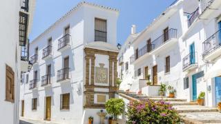 El precioso pueblo de España que recuerda a Santorini y ya se ha convertido en uno de los más buscados este verano