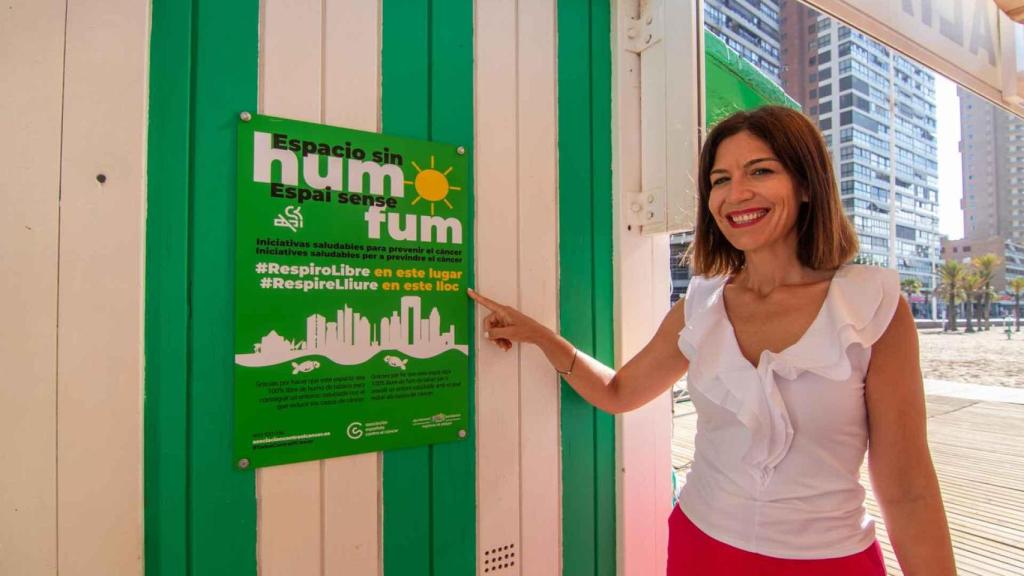 La edil con los carteles contra el tabaco en Benidorm.