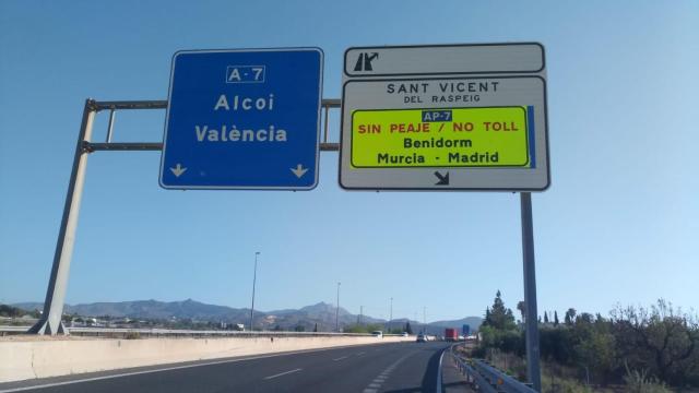 Así se anuncia en la AP-7 desde este martes la suspensión del peaje en Alicante.