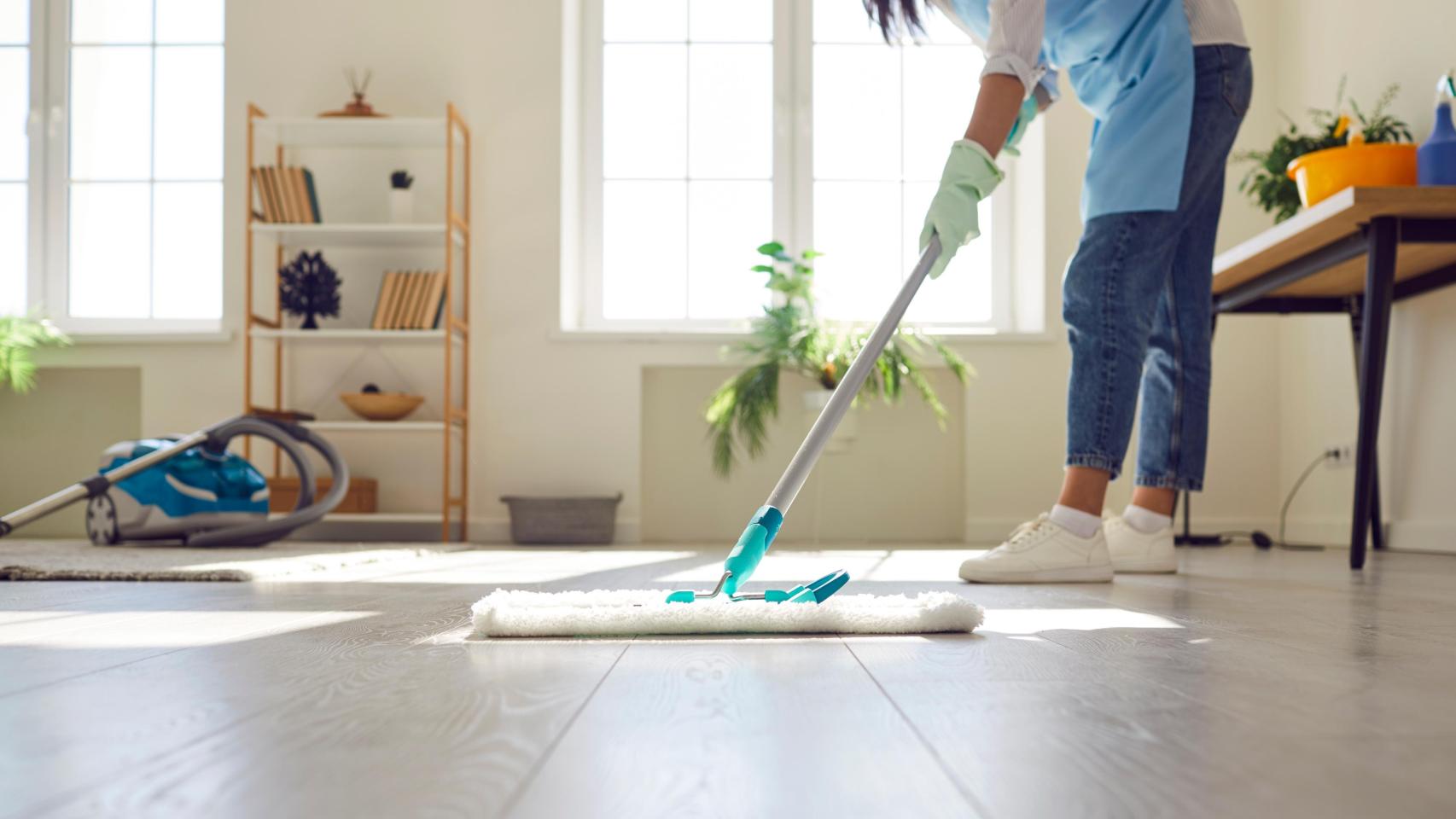 Una mujer realizando tareas de limpieza, en una imagen de Shutterstock.