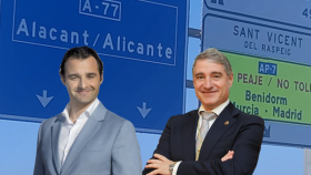 Eduardo Dolón (Torrevieja) y Pepe Vegara (Orihuela), sobre un cartel de gratuidad de la AP-7.