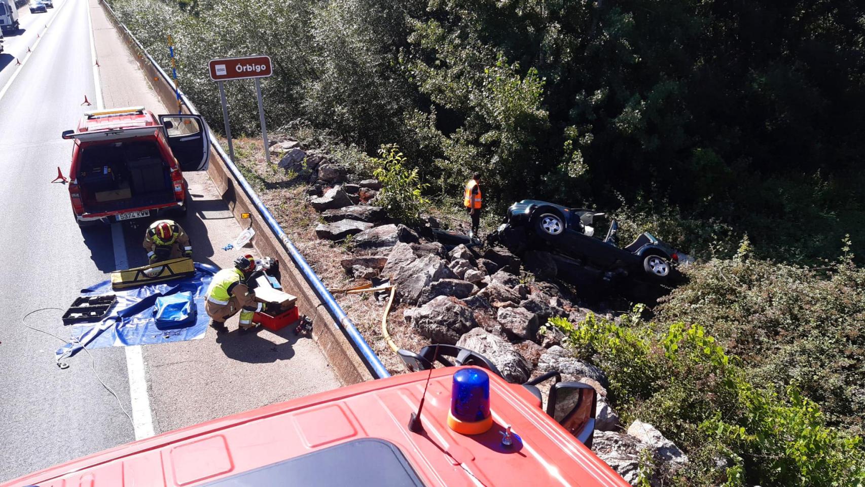 Un hombre herido tras salirse de la vía su vehículo en un pueblo de León