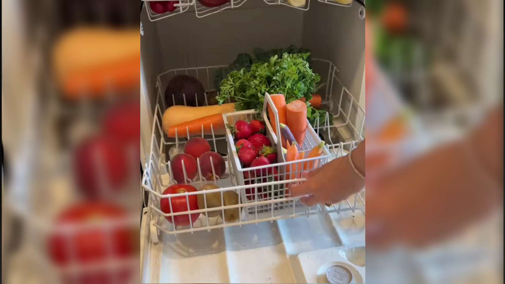 Una usuaria de TikTok coloca frutas y hortalizas en el lavaplatos para desinfectarlas