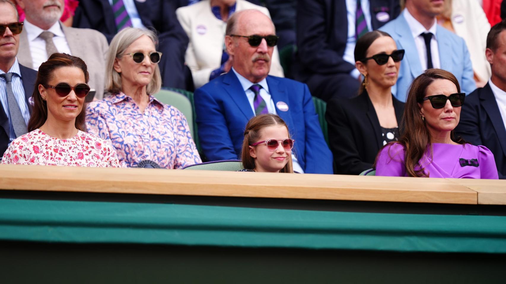 Kate Middleton junto a su hija y su hermana en la final de Wimbledon.