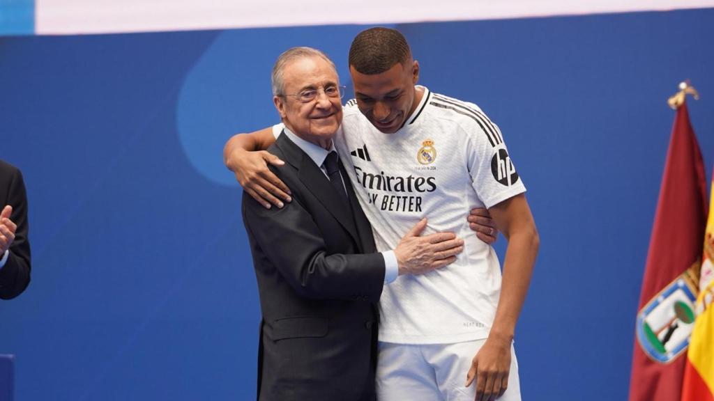 El abrazo entre Florentino Pérez y Kylian Mbappé