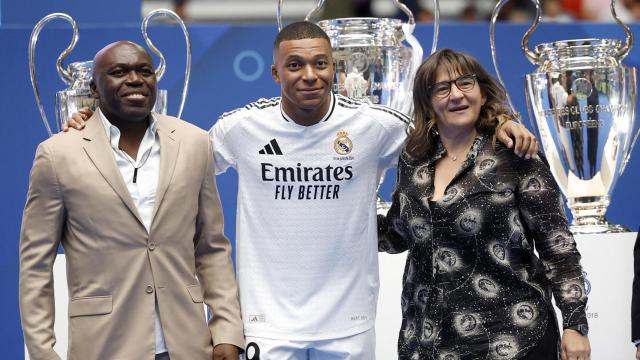 Mbappé posa con sus padres.