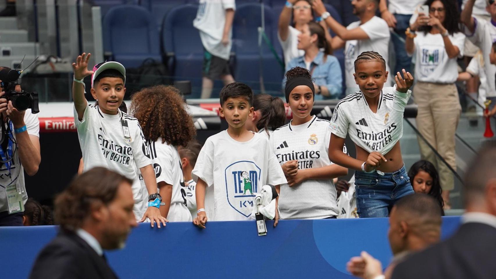 Niños de la fundación de Kylian Mbappé, presentes en el acto en el Santiago Bernabéu