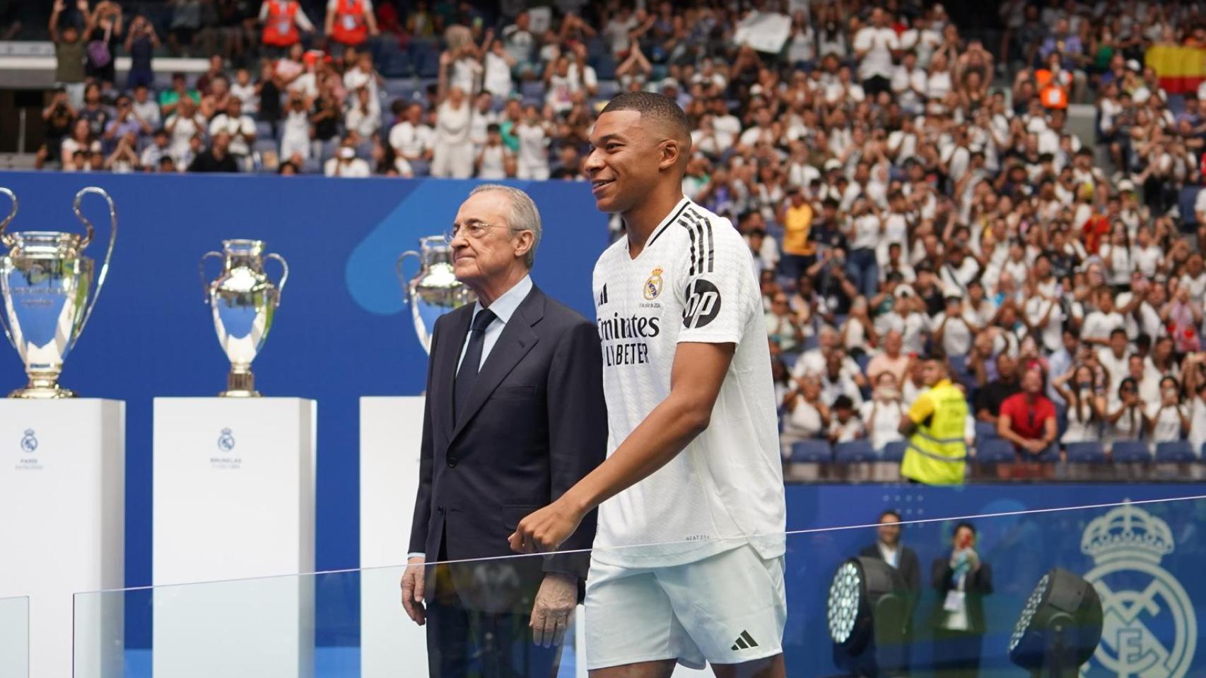 Kylian Mbappé camina junto a Florentino Pérez en su presentación