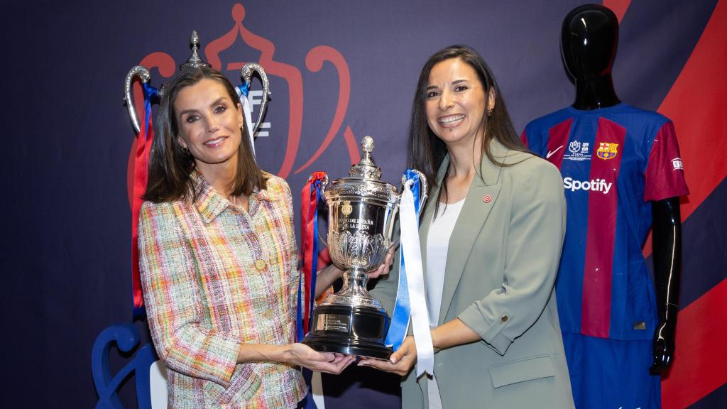 María Ángeles García, junto a la reina Letizia en la final de la Copa de la Reina 2024