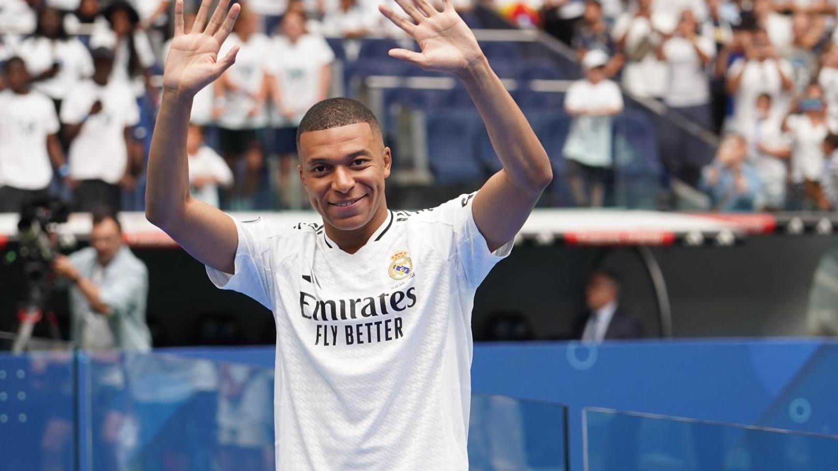 Kylian Mbappé saluda en su primer día con la camiseta del Real Madrid.