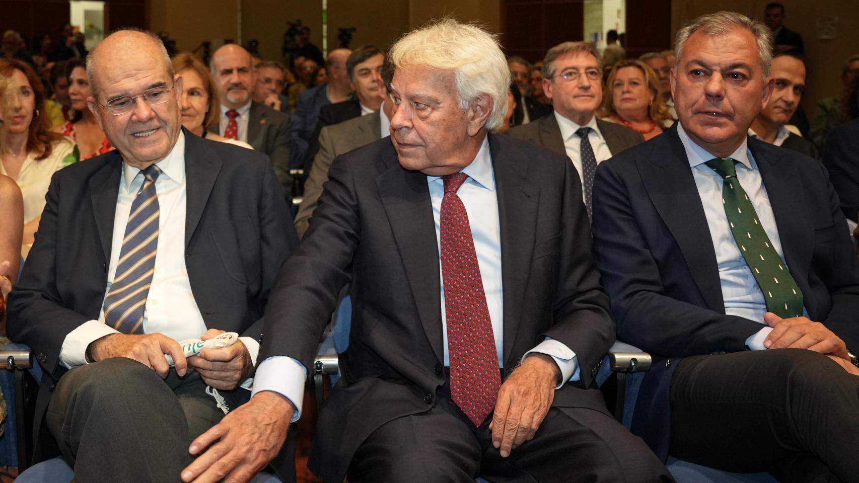 El expresidente de la Junta Manuel Chaves, junto a Felipe González, y el alcalde de Sevilla, el popular José Luis Sanz, en un acto reciente.