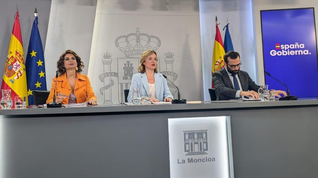 María Jesús Montero, Pilar Alegría y Carlos Cuerpo, en la rueda de prensa posterior al Consejo de Ministros de este jueves.