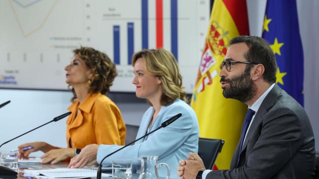 El ministro de Economía, Carlos Cuerpo; la portavoz del Gobierno, Pilar Alegría, y la vicepresidenta primera y ministra de Hacienda, María Jesús Montero.
