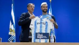 Loren Juarros con Álex Pastor en la presentación del central catalán como nuevo jugador del Málaga CF