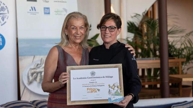 La cocinera de Bar Guerra, Mar Soriano, recoge el premio por la mejor fritura de Málaga.