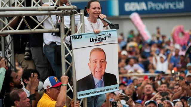 La dirigente opositora, María Corina Machado, con un cartel del candidato González Urrutia en una manifestación.
