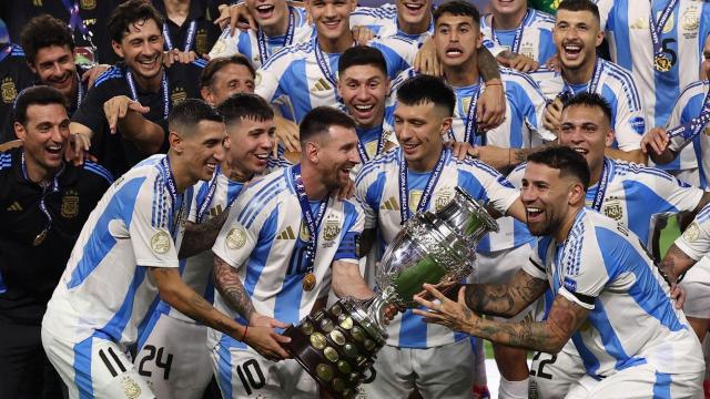 La selección argentina levanta la copa de la Copa América tras su victoria ante Colombia el domingo.