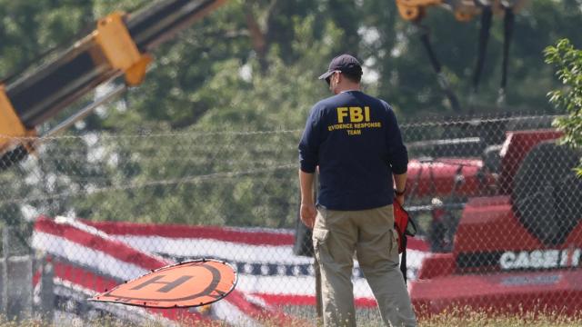 Un agente del FBI examina el recinto donde tuvo lugar el atentado contra Trump el sábado pasado.